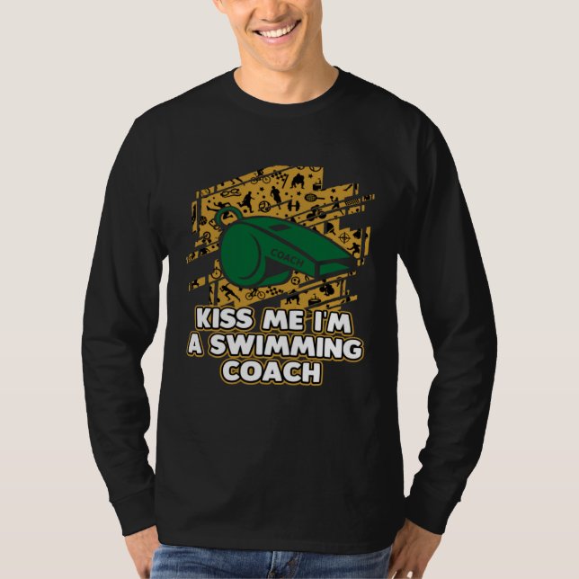 Camiseta Kiss Me Im a Swimming Coach  Swim Coach Humor Swim (Anverso)