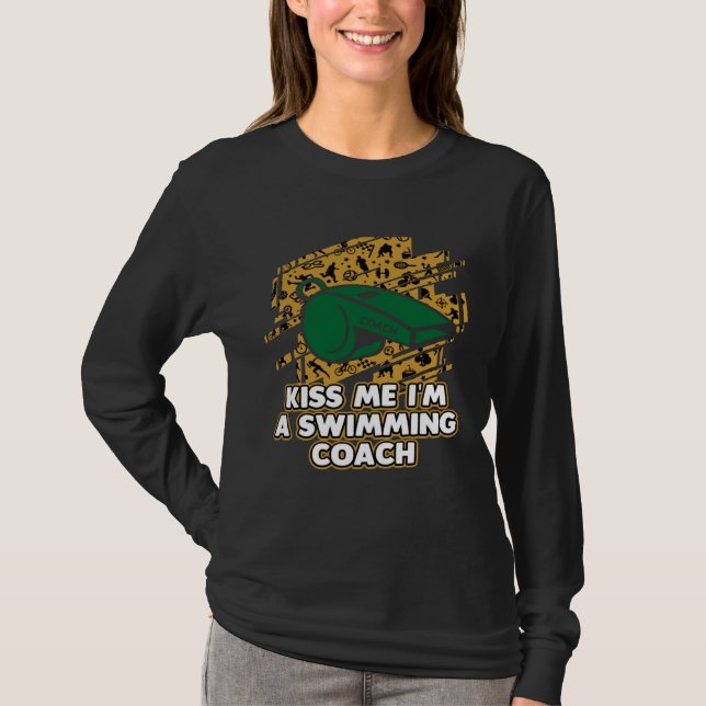 Camiseta Kiss Me Im a Swimming Coach  Swim Coach Humor Swim (Anverso)