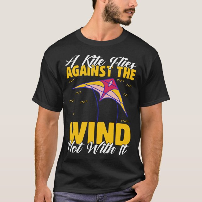 Camiseta Kite A Flies Against The Wind Not With It Kiter Fl (Anverso)