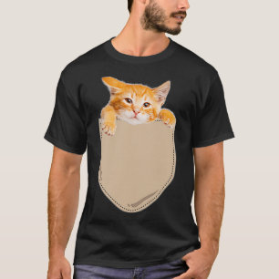 Camiseta Kitten Sits in Pocket