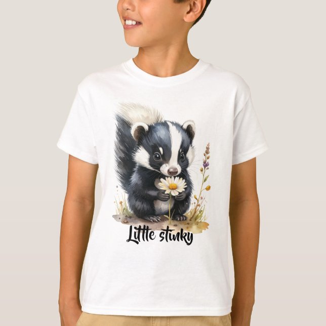 Camiseta Kleines Stinktier schnüffelt an Gänseblümchen  (Anverso)