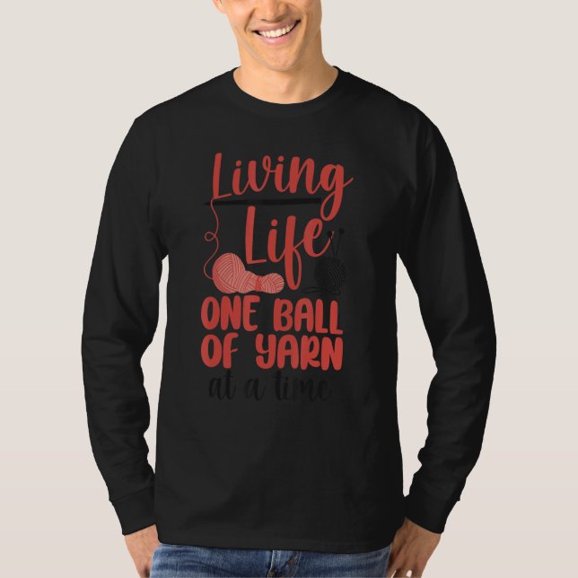 Camiseta Knitting Knitter Living Life One Ball Of Yarn At A (Anverso)
