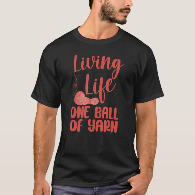 Camiseta Knitting Knitter Living Life One Ball Of Yarn At A (Anverso)