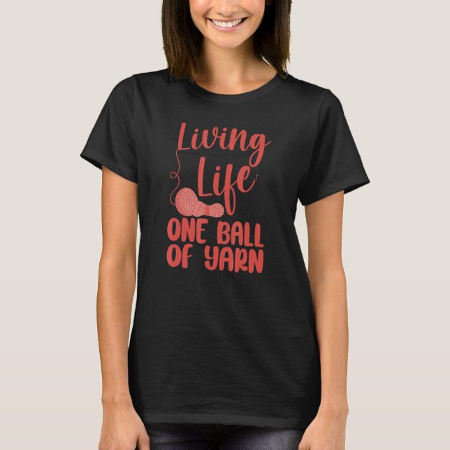 Camiseta Knitting Knitter Living Life One Ball Of Yarn At A (Anverso)