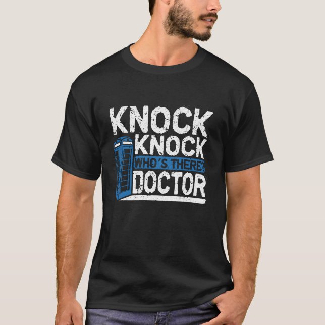 Camiseta Knock Knock Quién Es La Novedad Médica (Anverso)