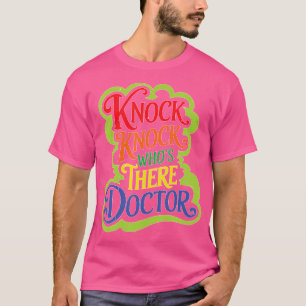 Camiseta Knock Knock Quien Está Ahí Médico _ —