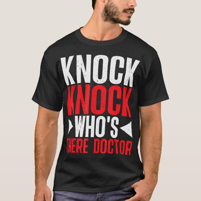 Camiseta Knock Knock Quien Está Ahí Médico — (Anverso)