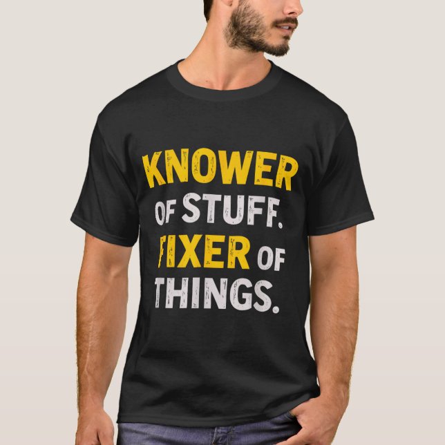 Camiseta Knower Of Stuff. Fixer Of Things. Funny Gift For F (Anverso)