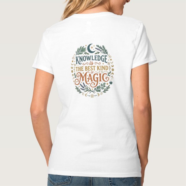 Camiseta Knowledge is Magic Witchy Academic Quote Book (Reverso)