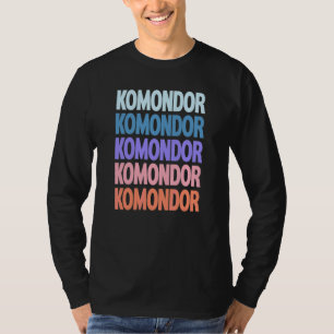 Camiseta Komondor de Texto Repetido Moderno