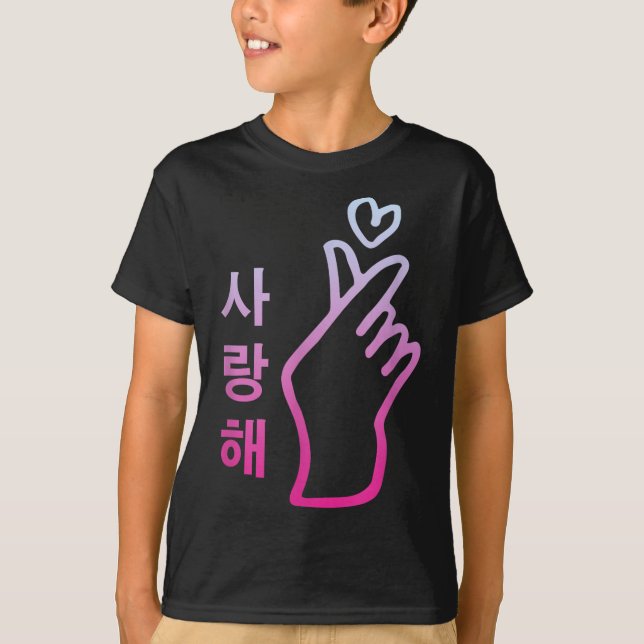 Camiseta Kpop Te Amo Saranghae Rótulo Corazón de Mano Corea (Anverso)