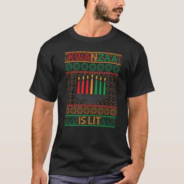 Camiseta Kwanzaa es Lit kwanzaa kinara mishumaa con 7 prin (Anverso)