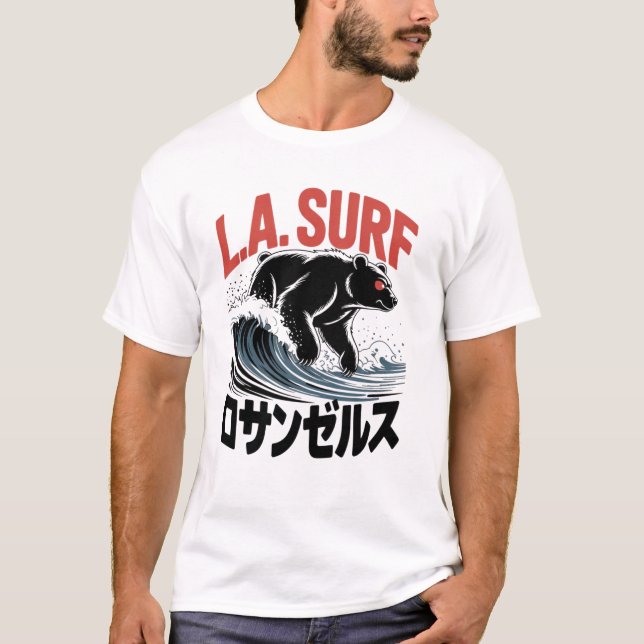 Camiseta L.A. Surf Bear Tipografía Japonesa (Anverso)