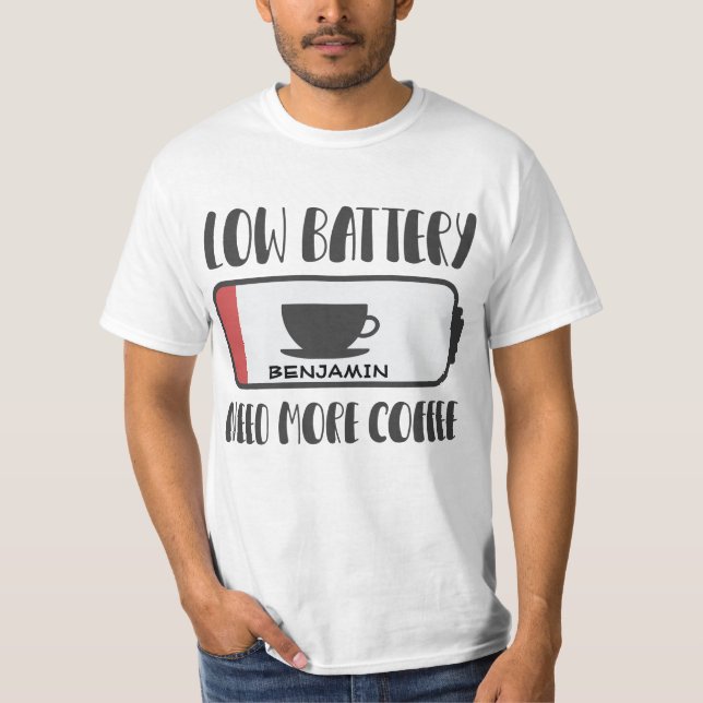 Camiseta La batería baja personalizada necesita más café (Anverso)