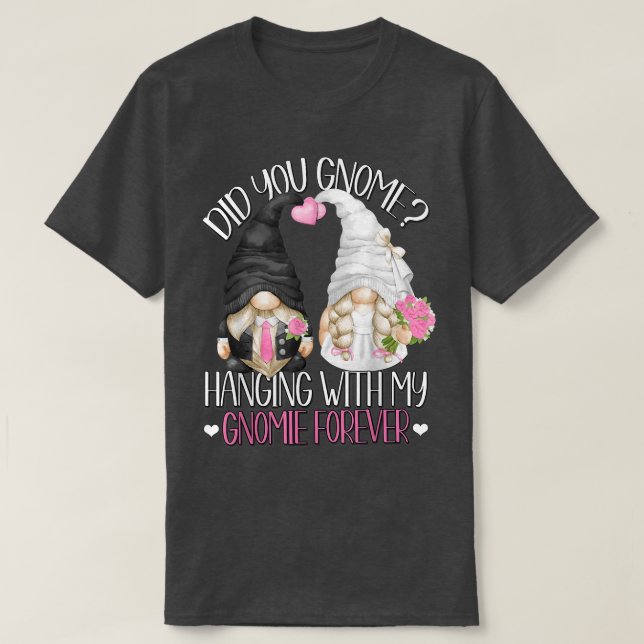 Camiseta La Boda Groom Bride Gnome Pun Colgando Con M (Diseño del anverso)