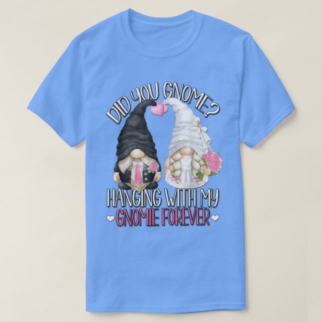 Camiseta La Boda Groom Bride Gnome Pun Colgando Con M (Diseño del anverso)