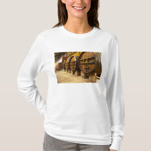 Camiseta La bodega de la bodega con grandes y viejos barril