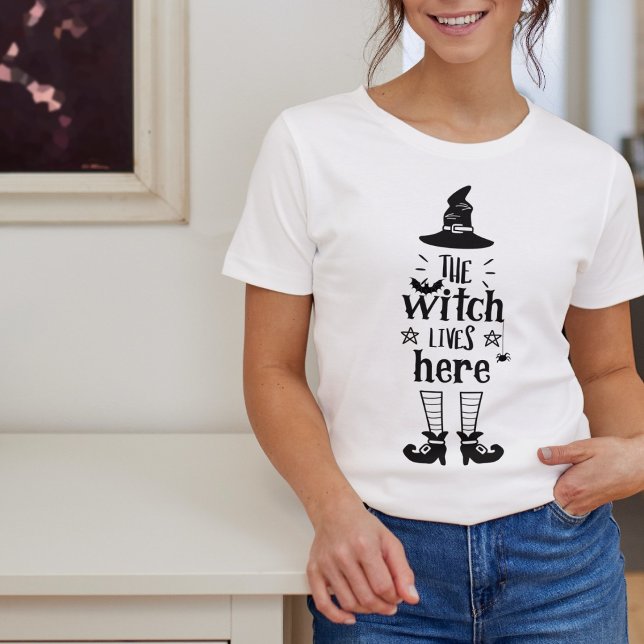 Camiseta La bruja vive aquí | Halloween divertido (Subido por el creador)