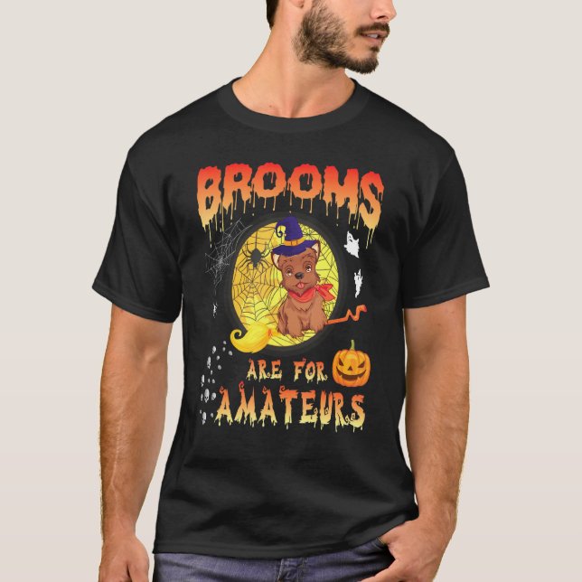 Camiseta La Bruja Yorkie Que Volaba Sobre Las Habitaciones  (Anverso)
