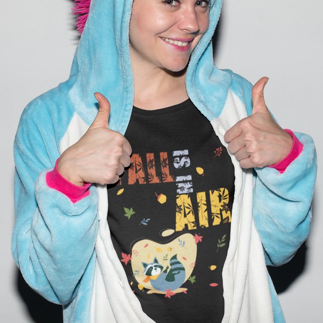 Camiseta La Caída Está En El Aire Con El Raccoon Del Giro (Fall Is In Air With Swinging Raccoon T-Shirt)