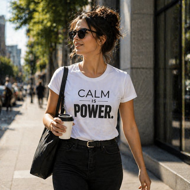 Camiseta La Calma Es Poder – Declaración Moderna Estoica (Subido por el creador)