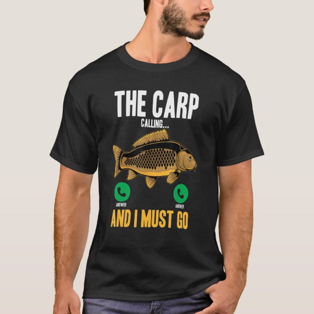 Camiseta La carpa masculina que pesca la carpa llama y (Anverso)