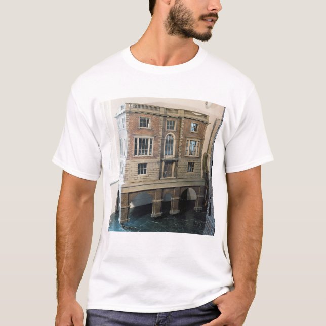 Camiseta La casa de muñeca balustraded inglés con el balcón (Anverso)
