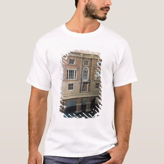 Camiseta La casa de muñeca balustraded inglés con el balcón (Anverso)