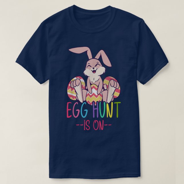 Camiseta La Caza De Huevos Está En Feliz Pascua De Los Niño (Diseño del anverso)