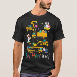 Camiseta La Caza De Huevos Está En Tractor Easter Bunny Egg