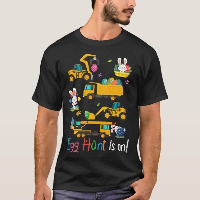 Camiseta La Caza De Huevos Está En Tractor Easter Bunny Egg (Anverso)