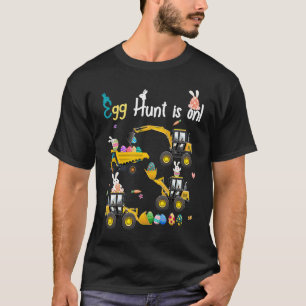 Camiseta La Caza De Huevos Está En Tractor Easter Bunny Egg