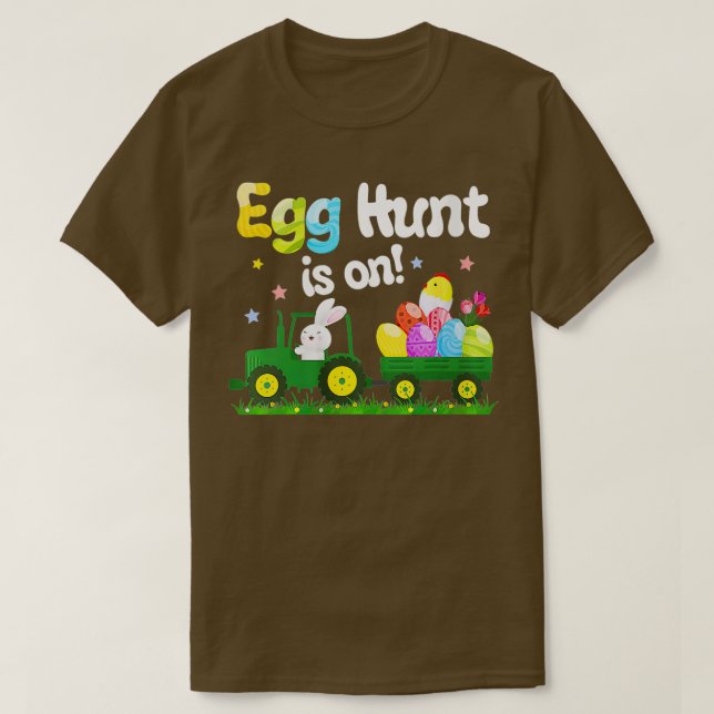Camiseta La Caza De Huevos Para Mujeres Está En Tractor Fun (Diseño del anverso)