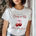 Camiseta La cereza moderna sobre el Baby Shower de la cerez<br><div class="desc">Celebre con estilo con nuestra colección de Baby Shower Cherry On Top Pink Bow. Este encantador conjunto presenta un divertido diseño de cerezo acentuado por un delicado arco rosado que le aporta un toque dulce y sofisticado a su ducha de bebé. Desde invitaciones y tarjetas de agradecimiento hasta tazas de...</div>