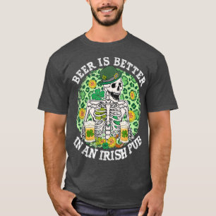 Camiseta La cerveza es mejor en un pub irlandés St Patrick'