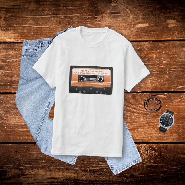 Camiseta ¡La Cinta De Cassette Retro Aún Rodea Los Movimien (Subido por el creador)