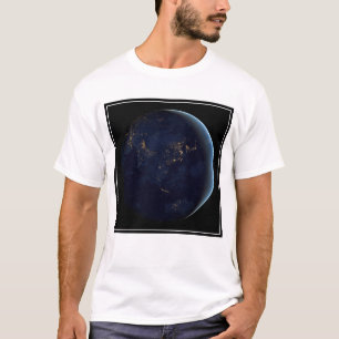 Camiseta La ciudad de la Tierra se ilumina de noche en Asia