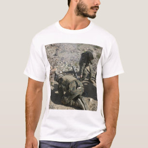 Camiseta La cubierta de Mortarmen sus oídos y evita sus