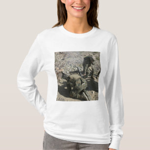 Camiseta La cubierta de Mortarmen sus oídos y evita sus