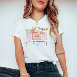 Camiseta La curación toma tiempo Sigue adelante Retro Salud