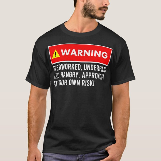 Camiseta La curiosa advertencia sarcástica sobretrabajo mal (Anverso)