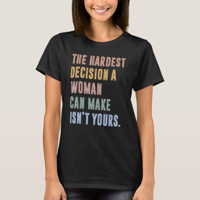 Camiseta La decisión más difícil que una mujer puede tomar  (Anverso)