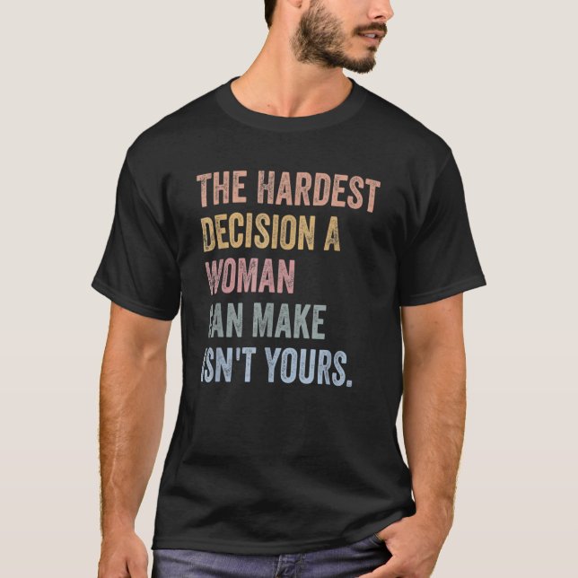 Camiseta La decisión más difícil que una mujer puede tomar  (Anverso)