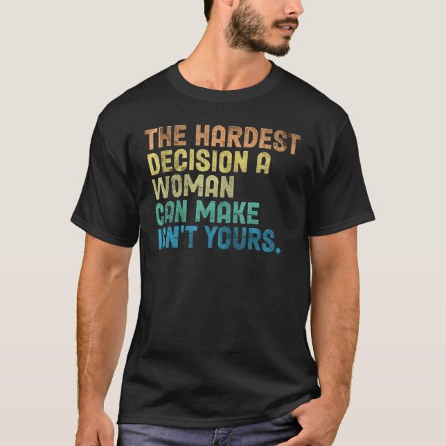 Camiseta La decisión más difícil que una mujer puede tomar  (Anverso)