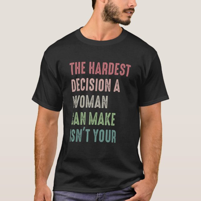 Camiseta La decisión más difícil que una mujer puede tomar  (Anverso)
