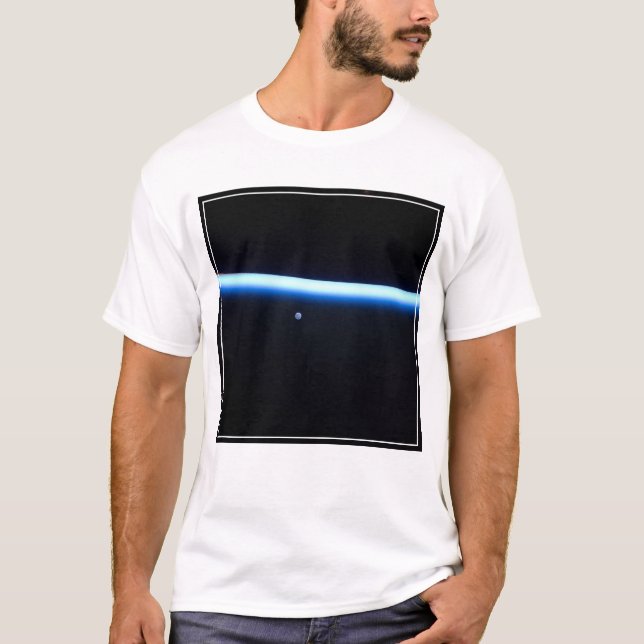 Camiseta La delgada línea de la atmósfera de la Tierra y un (Anverso)