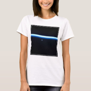 Camiseta La delgada línea de la atmósfera de la Tierra y un