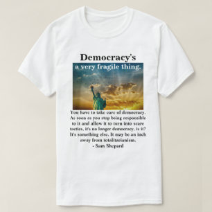 Camiseta La democracia es algo muy frágil.