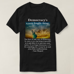 Camiseta La democracia es algo muy frágil.