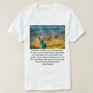 Camiseta La democracia es algo muy frágil.